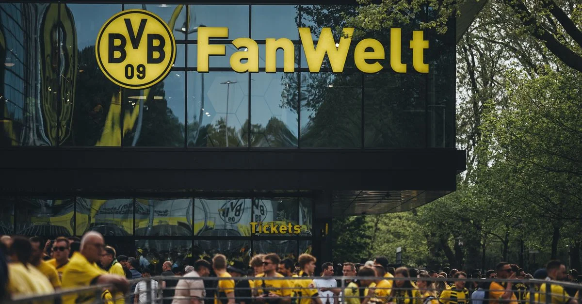 Los aficionados se reúnen en la Fanwelt de Dortmund, frente al Signal Iduna Park, en el día del partido.