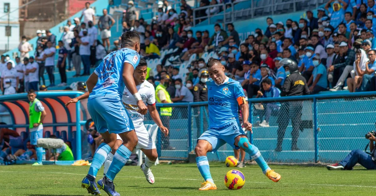 Partido de fútbol dinámico con jugadores en acción, ambiente vibrante en el estadio.