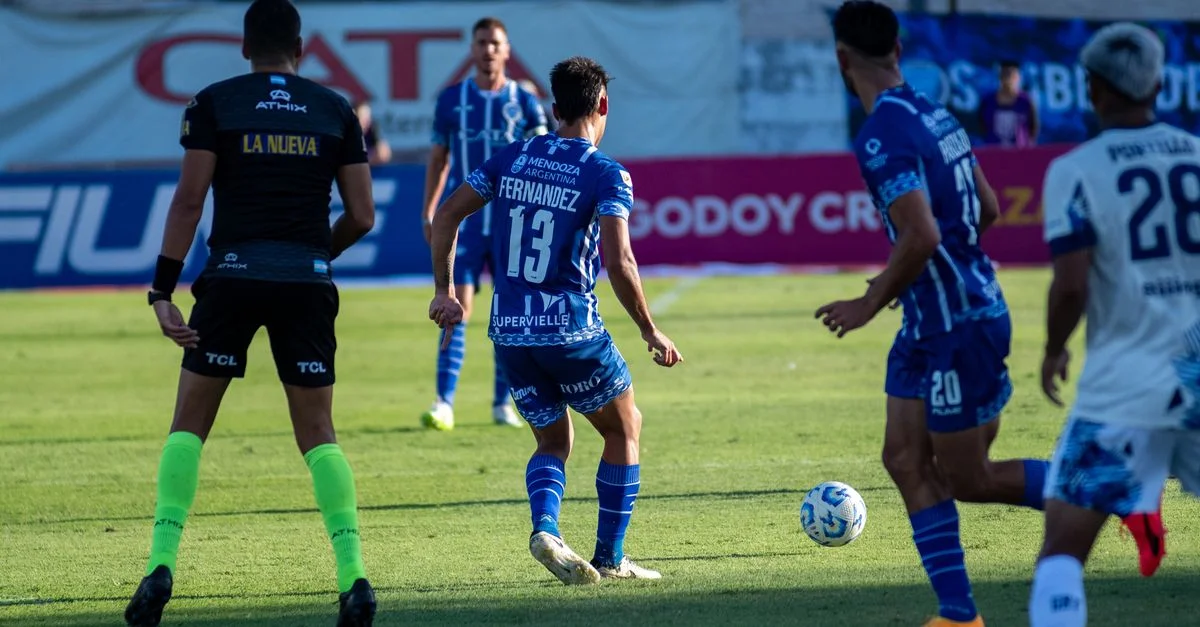 Partido de fútbol lleno de acción entre dos equipos, capturado en un vibrante entorno al aire libre.