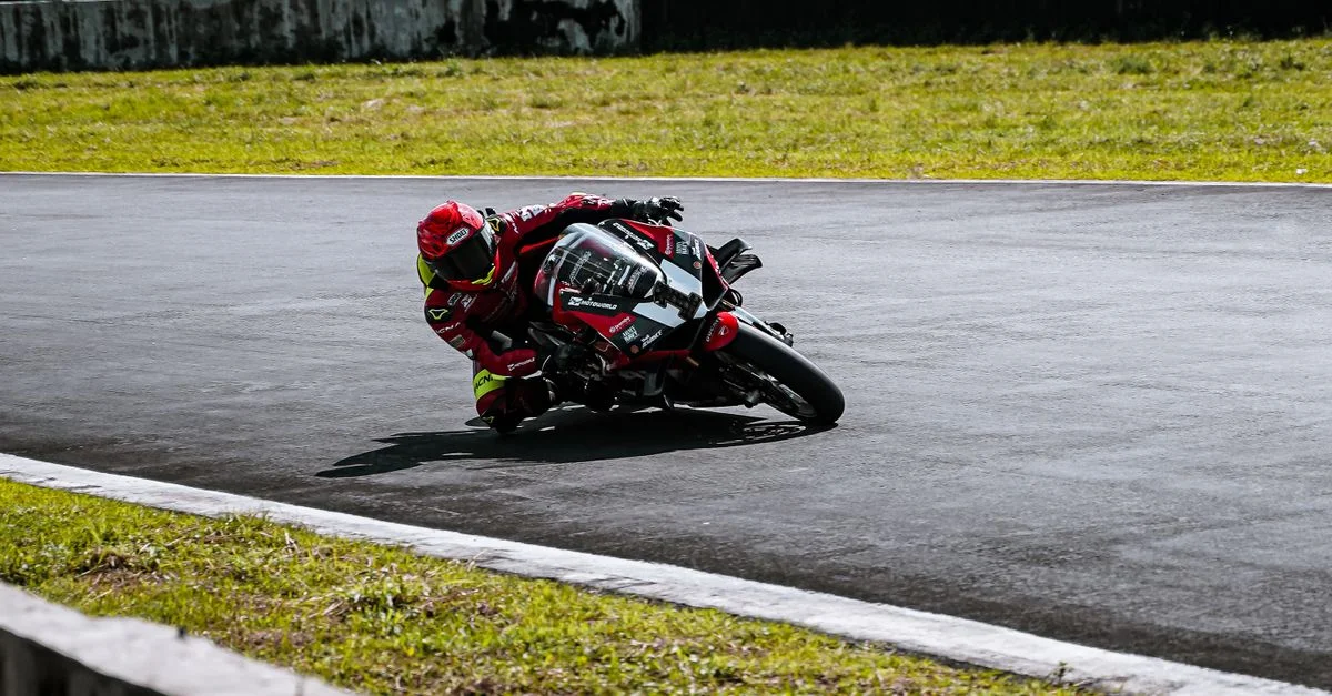 Un pilote de moto aborde un virage sur une piste ensoleillée à Angeles, aux Philippines.